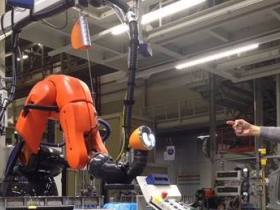 Industriële robots en arbeiders van Audi Brussel werken zonder veiligheidskooi samen